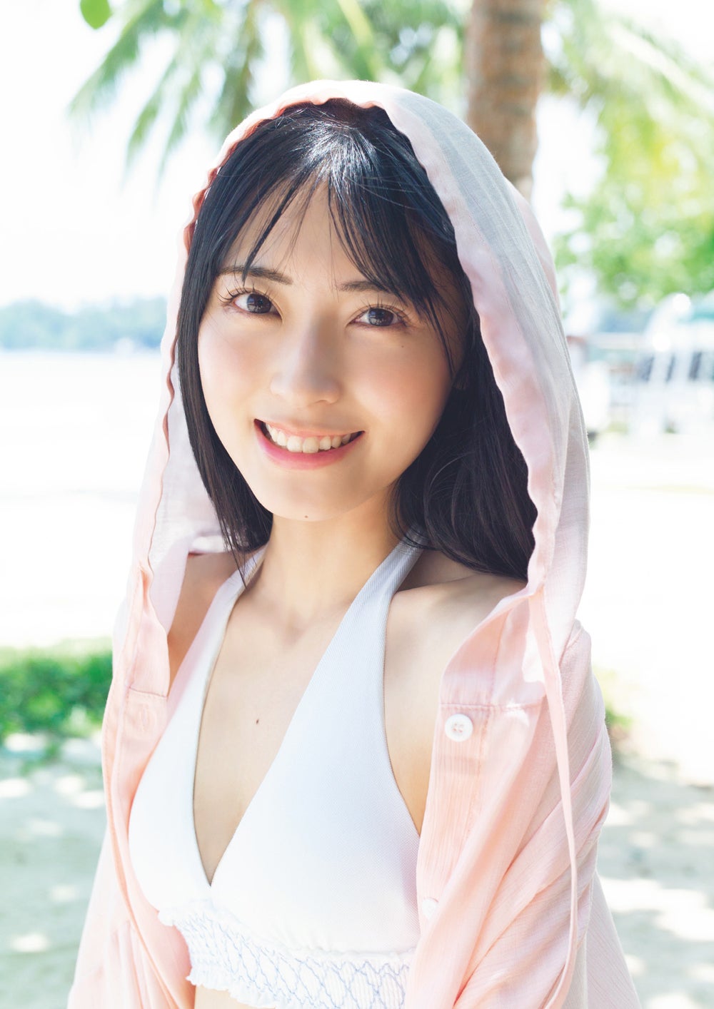 AKB48佐藤綺星「週プレ」表紙初登場 チューブトップビキニ姿披露