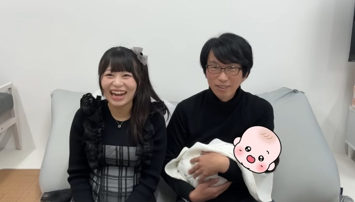 27歳差夫婦に赤ちゃん誕生!みつともチャンネルが感動の親子3ショット公開