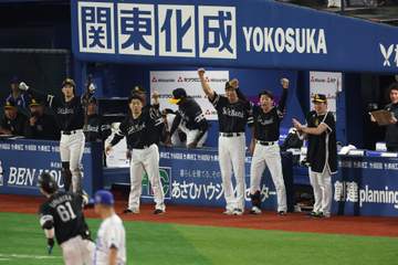 ソフトバンク 川村友斗が決勝弾 打席中はベンチがガラガラ→裏から慌てて飛び出す仲間の姿に反響「みんな打つと思ってなくて」「面白い」レアシーン公開で反響