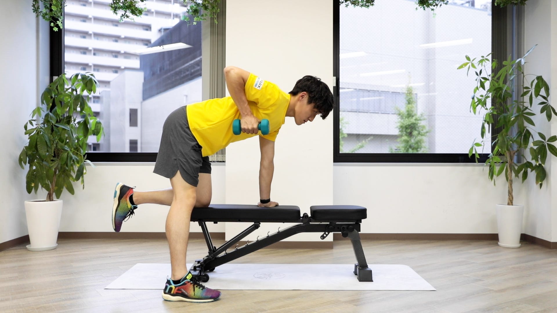 脇腹にダンベルを引きつけるように持ち上げる図