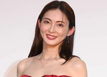 プロ野球選手妻の人気モデル グローブはめて「長男の応援（時々、ボール拾い）」激レアな野球スタイルショット 夫はNPB元最多勝右腕