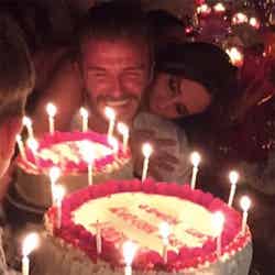 バースデーケーキを前に嬉しそうなデヴィッドとヴィクトリア。David Beckham Instagram【モデルプレス】
