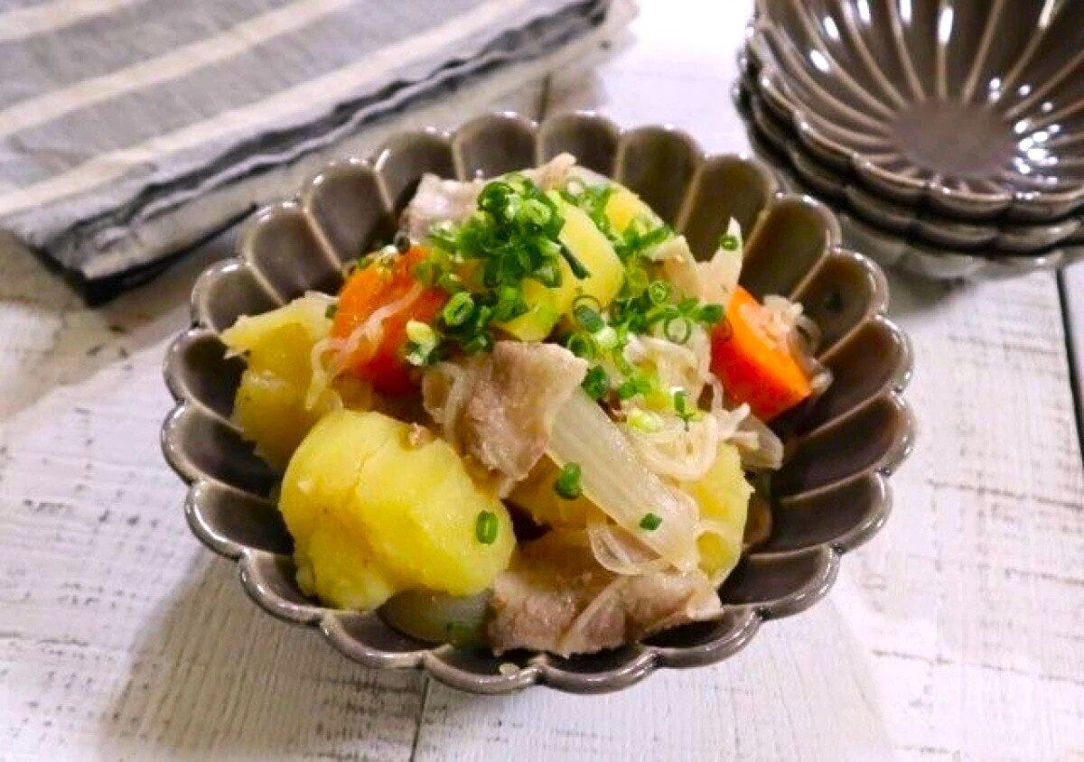 小口切りネギが乗った炊飯器で作る肉じゃが