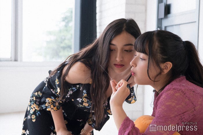 どんな写真になるかな…?(左から)エリカ、マリナ (C)モデルプレス