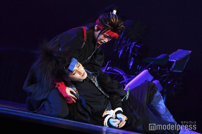 倒れ込む橋本涼を優しく抱きとめる井上瑞稀「劇走江戸鴉~チャリンコ傾奇組~」ゲネプロ(C)モデルプレス