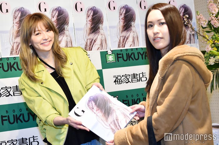 ファンに写真集を手渡す香里奈(C)モデルプレス