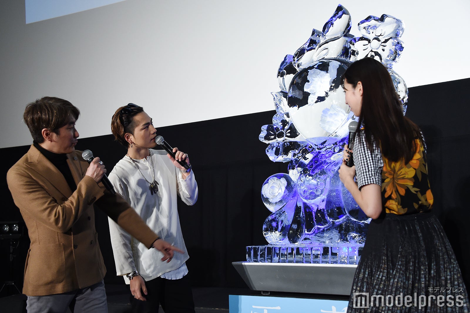 氷のオブジェに感動…！ （C）モデルプレス