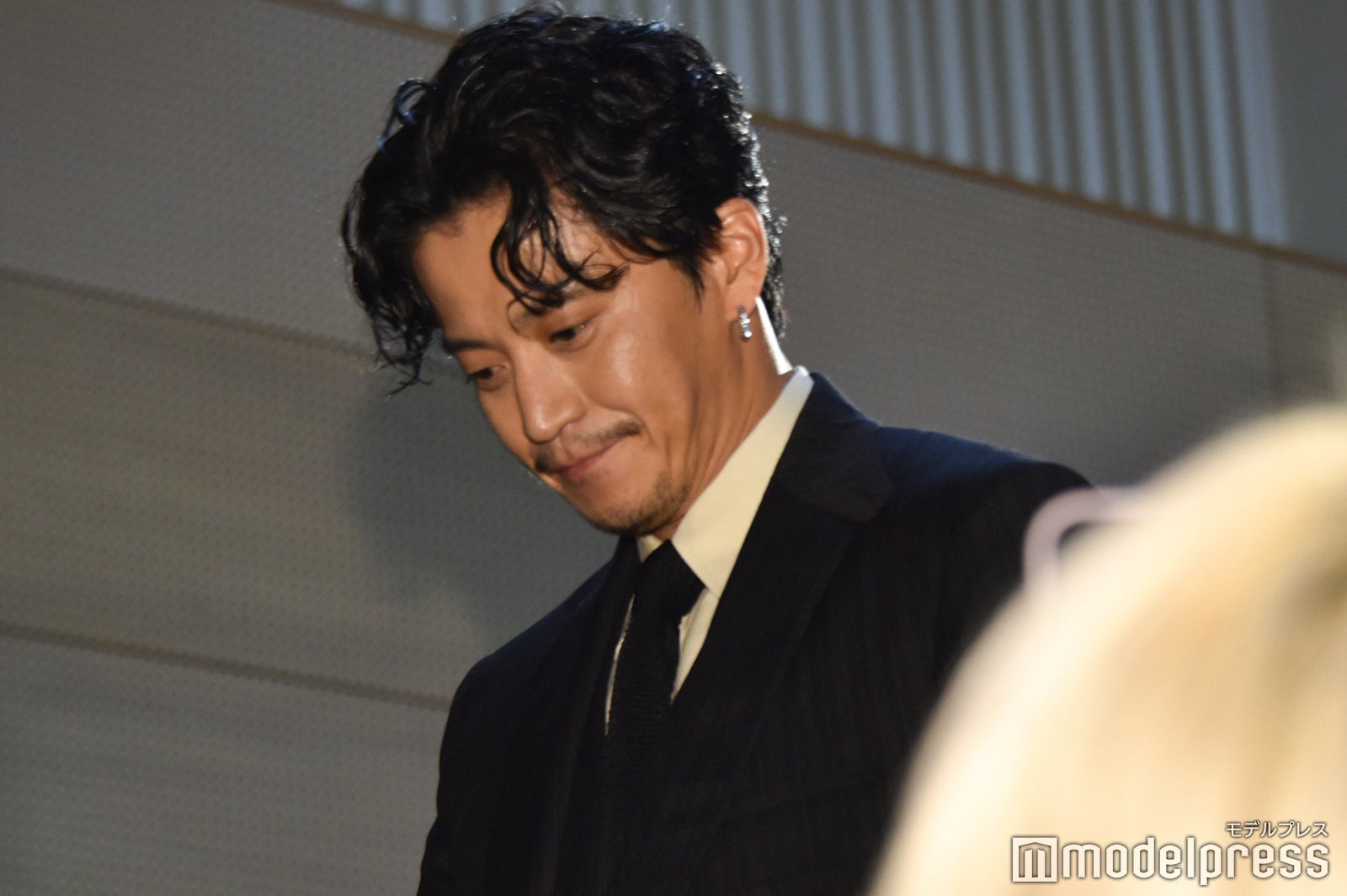 会場後方からサプライズ登場した小栗旬（C）モデルプレス