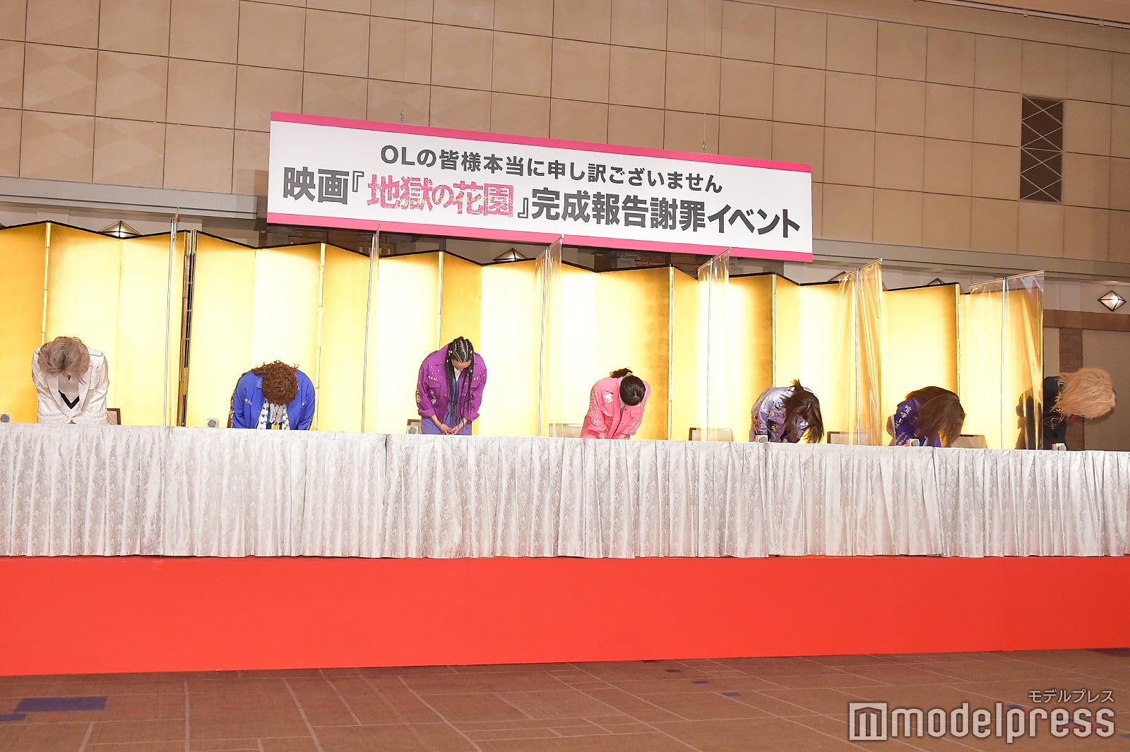 謝罪するキャスト陣／（左から）小池栄子、大島美幸、菜々緒、永野芽郁、広瀬アリス、川栄李奈、遠藤憲一（C）モデルプレス