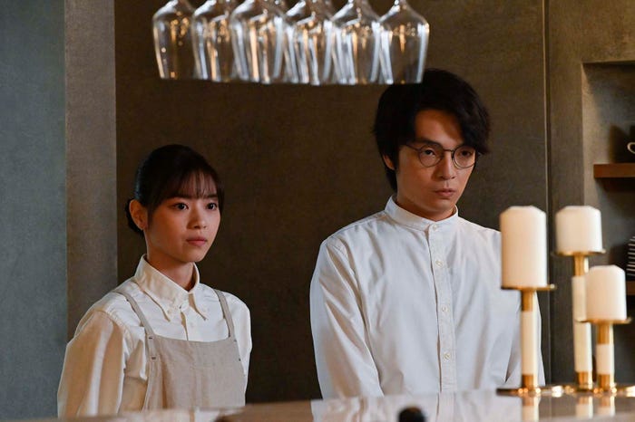 西野七瀬、岡山天音「恋なんて、本気でやってどうするの?」最終話より(C)カンテレ