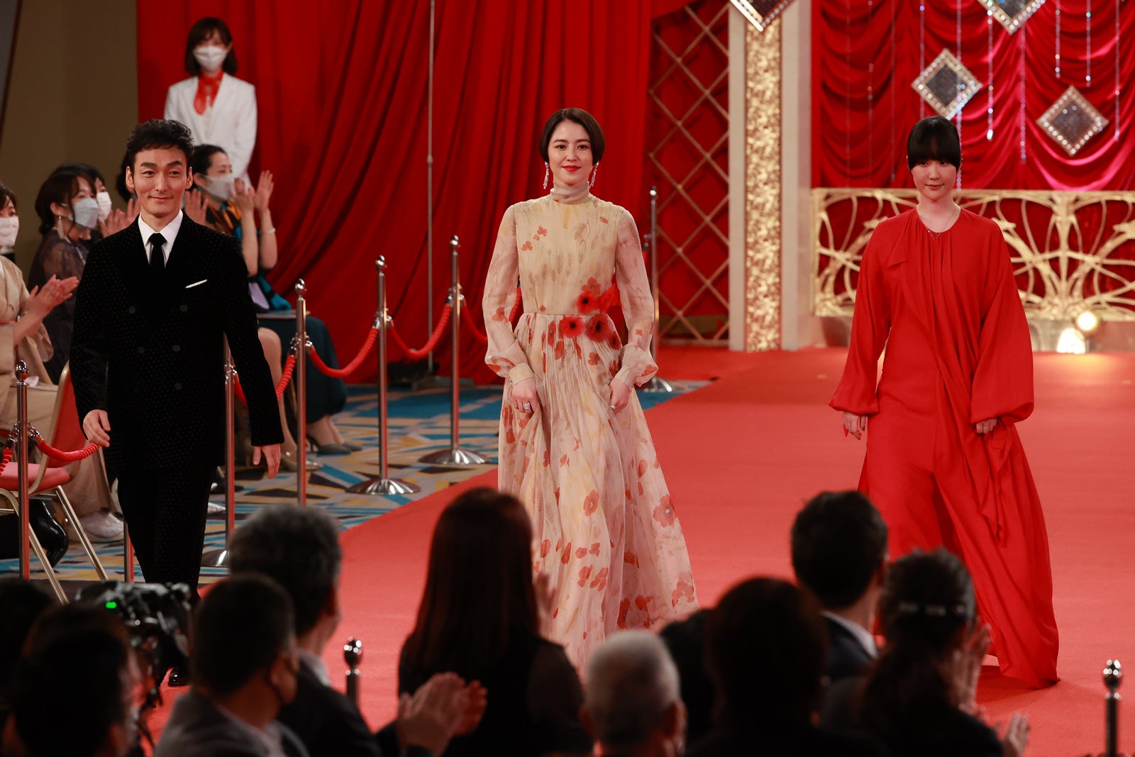 草なぎ剛、長澤まさみ、黒木華（C）東京写真記者協会