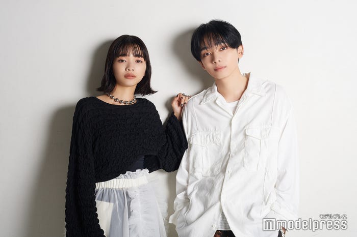 (左から)見上愛、宮世琉弥(C)モデルプレス