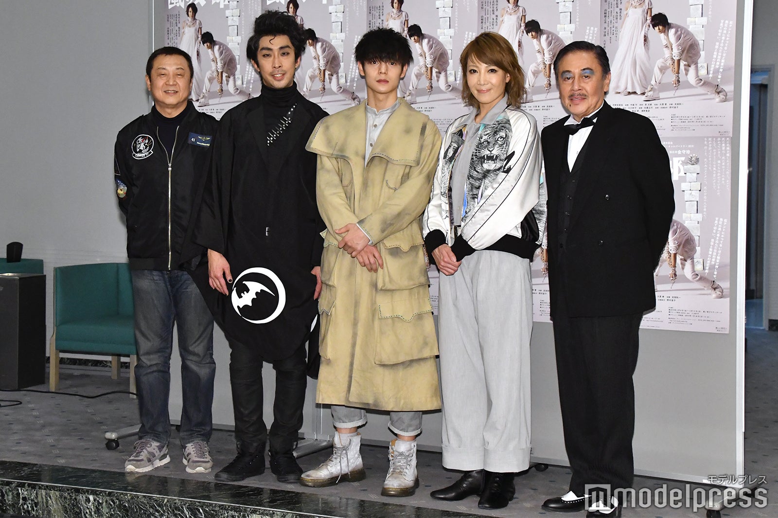 （左から）金守珍、北村有起哉、窪田正孝、柚希礼音、風間杜夫 （C）モデルプレス