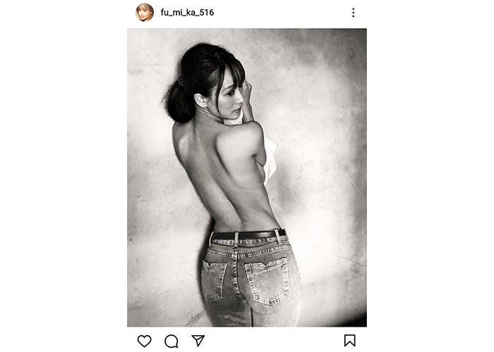 フミカ バックショットで魅せるトップレス姿の美ボディにファン歓喜 モデルプレス