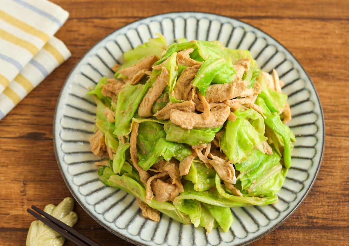 「春キャベツの最強レシピ見つけたかもしれん」レンジで簡単！蒸し鶏と春キャベツの胡麻マヨ和え