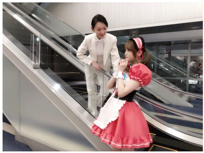 真っ白なタキシードを着た生駒里奈とピンクのメイド服を着た松村沙友理/松村沙友理オフィシャルブログより