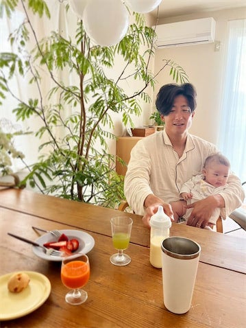 都倉賢、次女を抱っこした朝の姿を公開「どんな一杯よりも、心が満たされる朝」