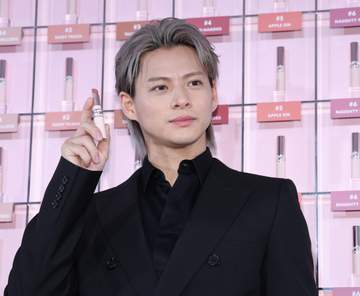 平野紫耀、新生活を始める人へ「自分自身を愛するという言葉を信じて」黒スーツ姿でエール送る