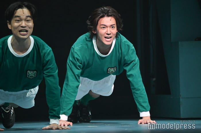 腕立て伏せで筋トレに励む小瀧望/「ザ・ビューティフル・ゲーム」フォトコール・取材会 (C)モデルプレス