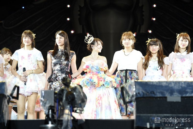 「大島優子卒業コンサート in 味の素スタジアム ～6月8日の降水確率56％（5月16日現在）、てるてる坊主は本当に効果があるのか？～」（C）AKS