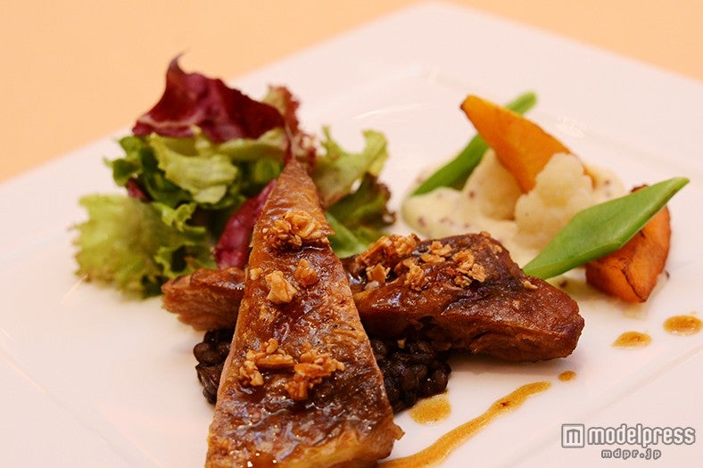 ホロホロ鳥のコンフィとレンズ豆の煮込み 焦がしバターの香るホロホロ鳥のジュ