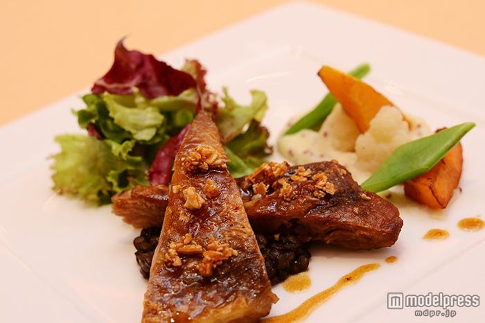 ホロホロ鳥のコンフィとレンズ豆の煮込み 焦がしバターの香るホロホロ鳥のジュ