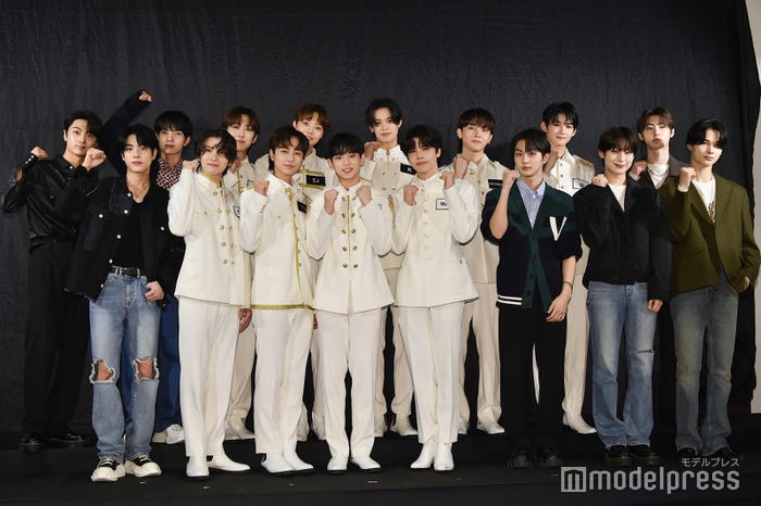 (後列左から)JAY、HEESEUNG、FUMA、EJ、K、NICHOLAS、JO、SUNGHOON(前列左から)JAKE、YUMA、TAKI、HARUA、MAKI、JUNGWON、SUNOO、NI-KI(C)モデルプレス