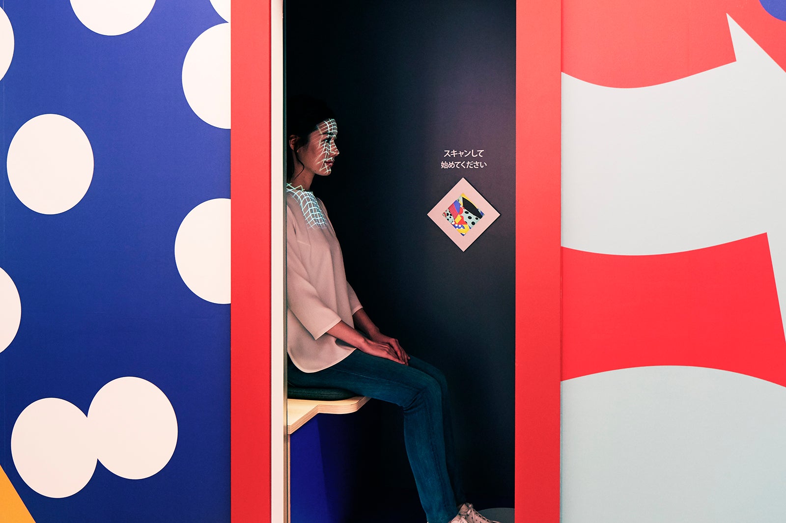 座るだけで肌分析「スキン スキャン」