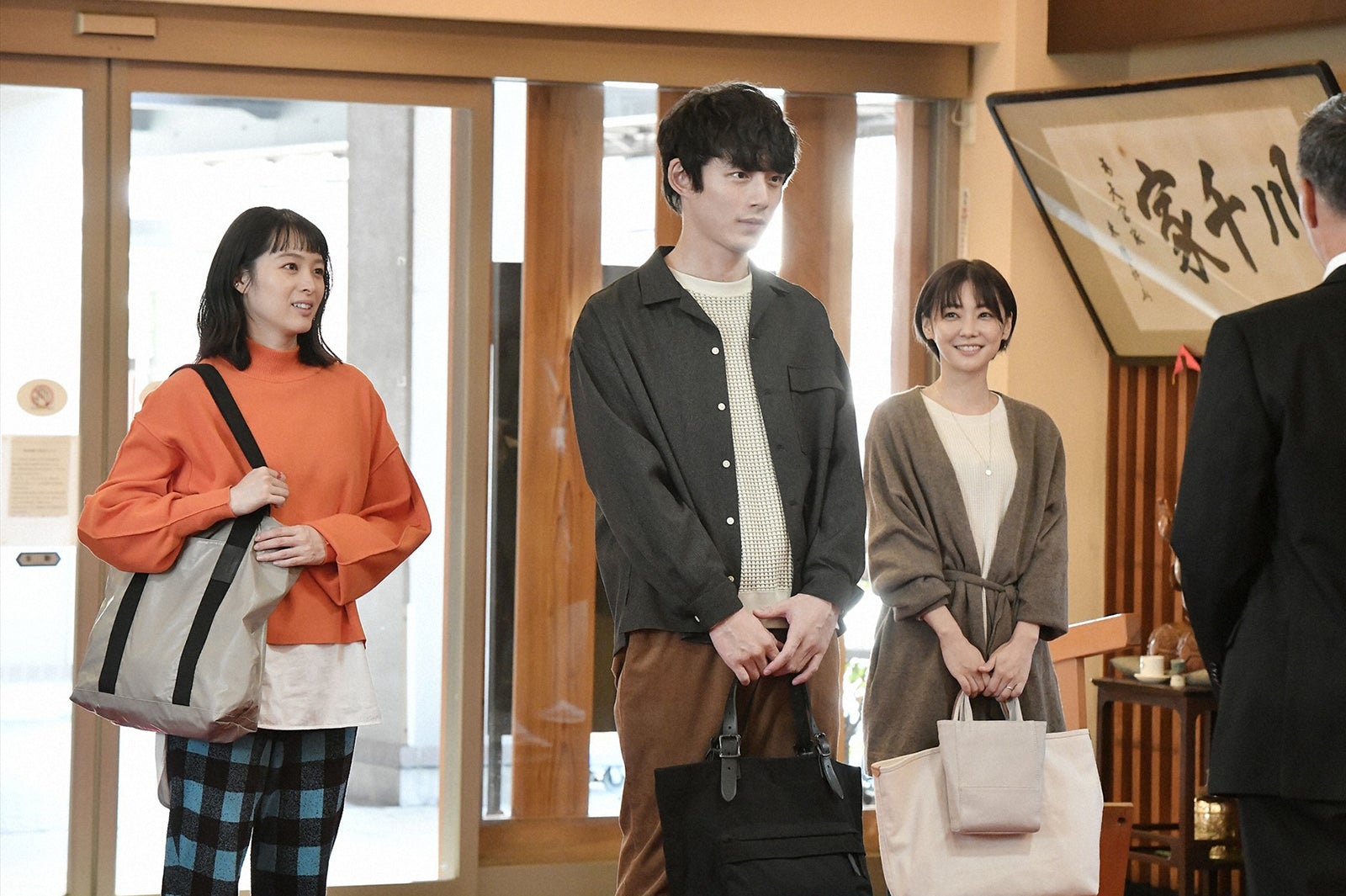 清野菜名、坂口健太郎、倉科カナ／「婚姻届に判を捺しただけですが」第4話より（C）TBS