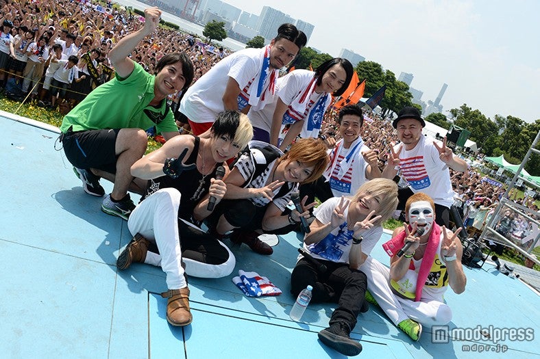 前列左から：歌広場淳、喜矢武豊、鬼龍院翔、樽美酒研二（ゴールデンボンバー）／後列左から：桝太一アナウンサー、伊地知大樹、小沢慎一郎（ピスタチオ）、森慎太郎、江口直人（どぶろっく）