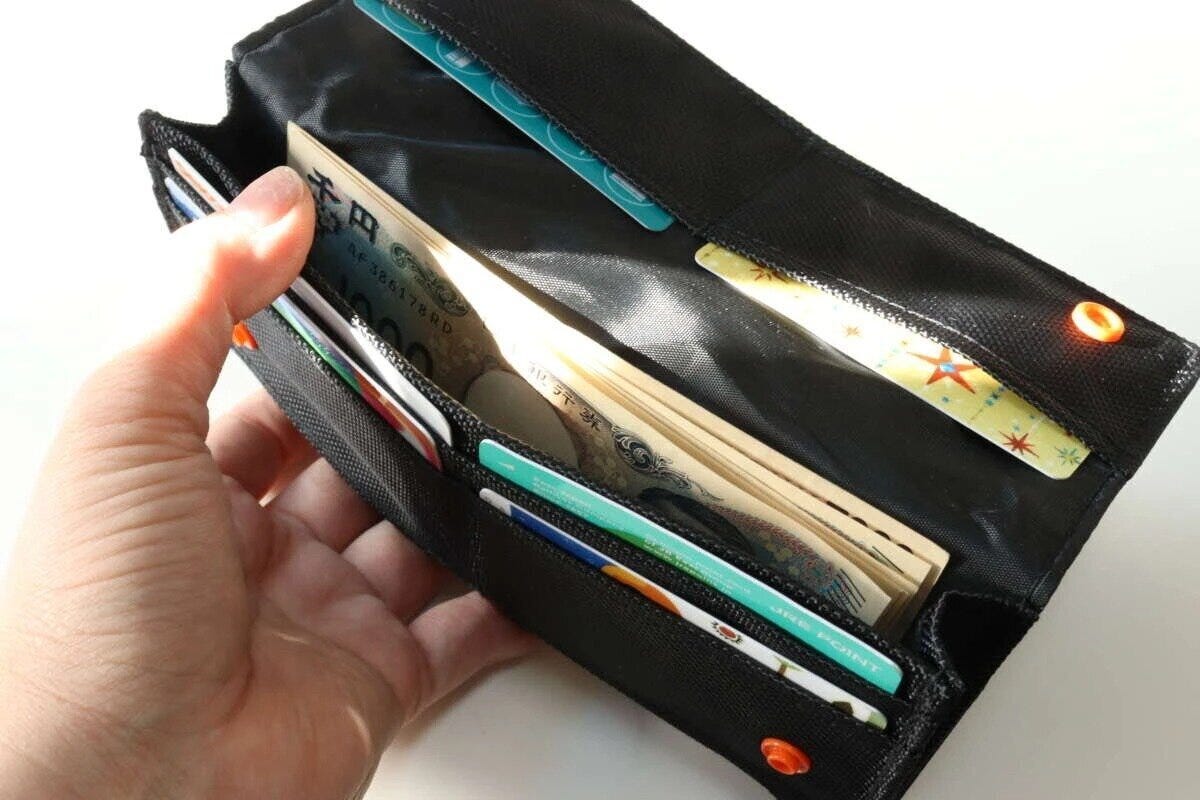 ダイソーのカジュアル長財布にお札とカードを収納した状態