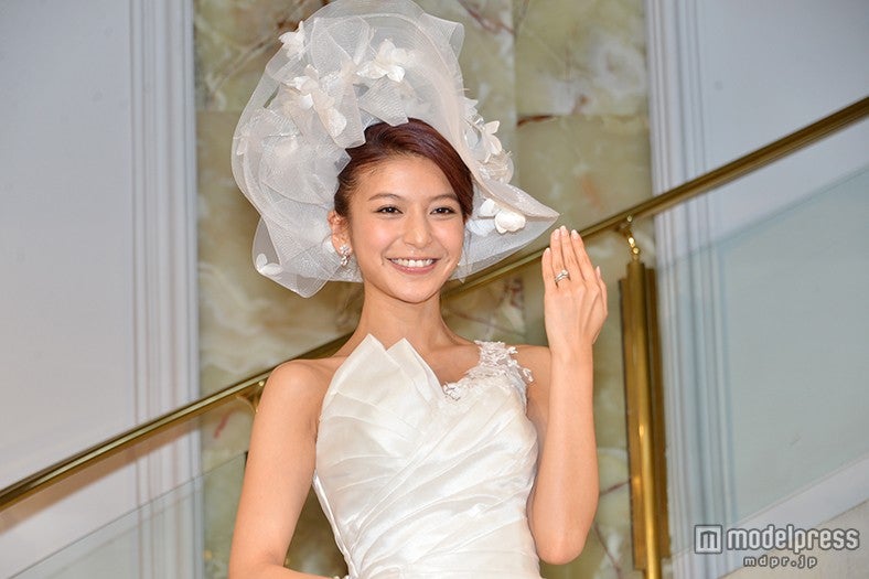 幸せいっぱいに指輪を披露