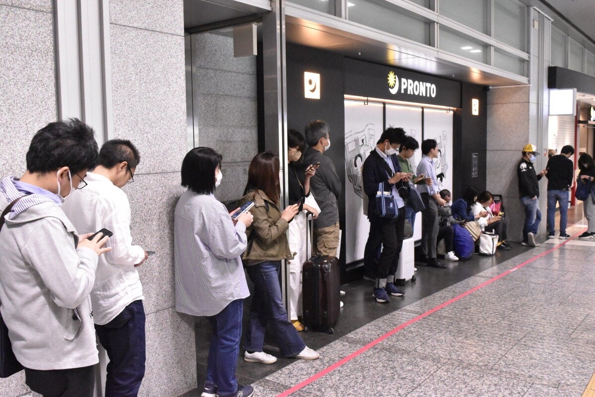 JR名古屋駅構内の「ぴよりんshop」前。販売時間の10時の1時間前くらいから行列ができる