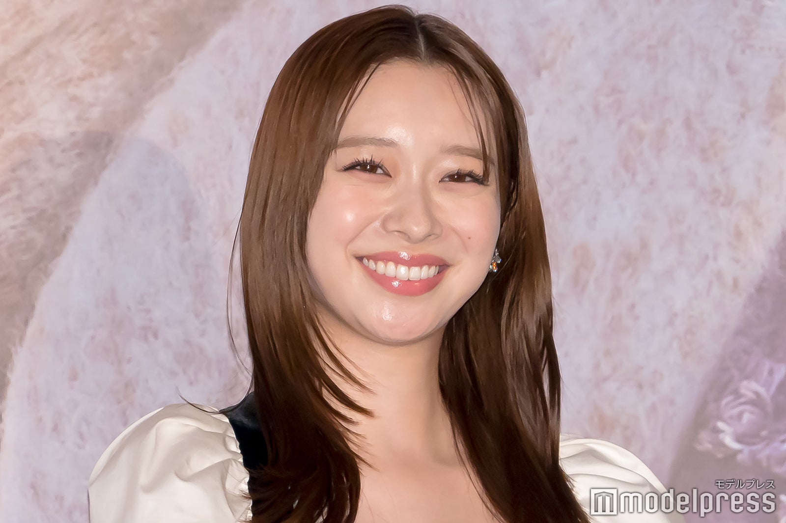 田鍋梨々花、膝上ミニワンピ姿に「脚長すぎる」「スタイル抜群」と反響