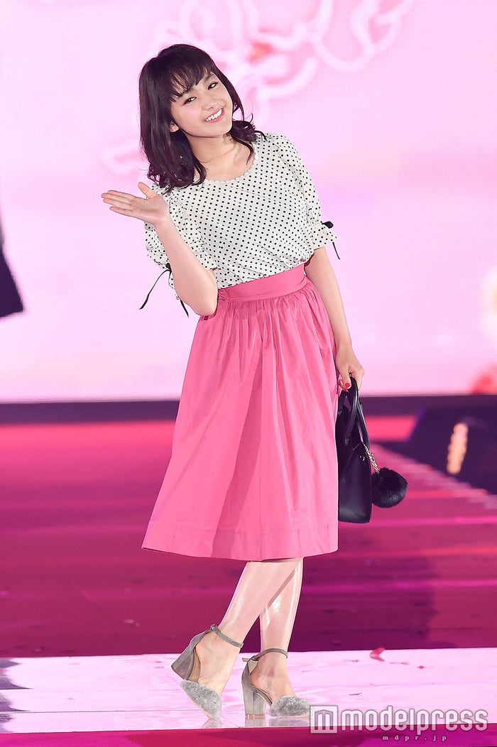 平祐奈 福原遥 もしツア コンビが登場 ステージ上で天使のじゃれ合い Girlsaward 17 A W モデルプレス