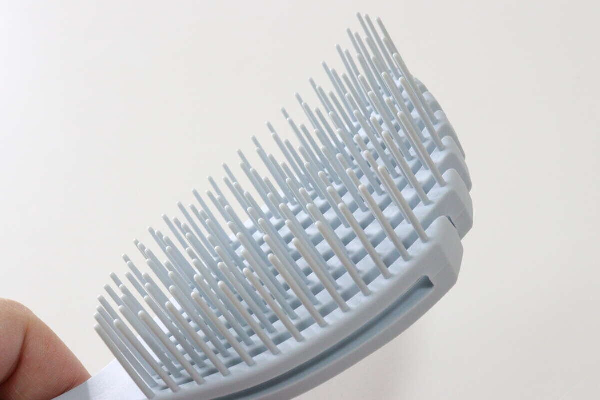 頭皮にフィットするヘアブラシ　ピン部分