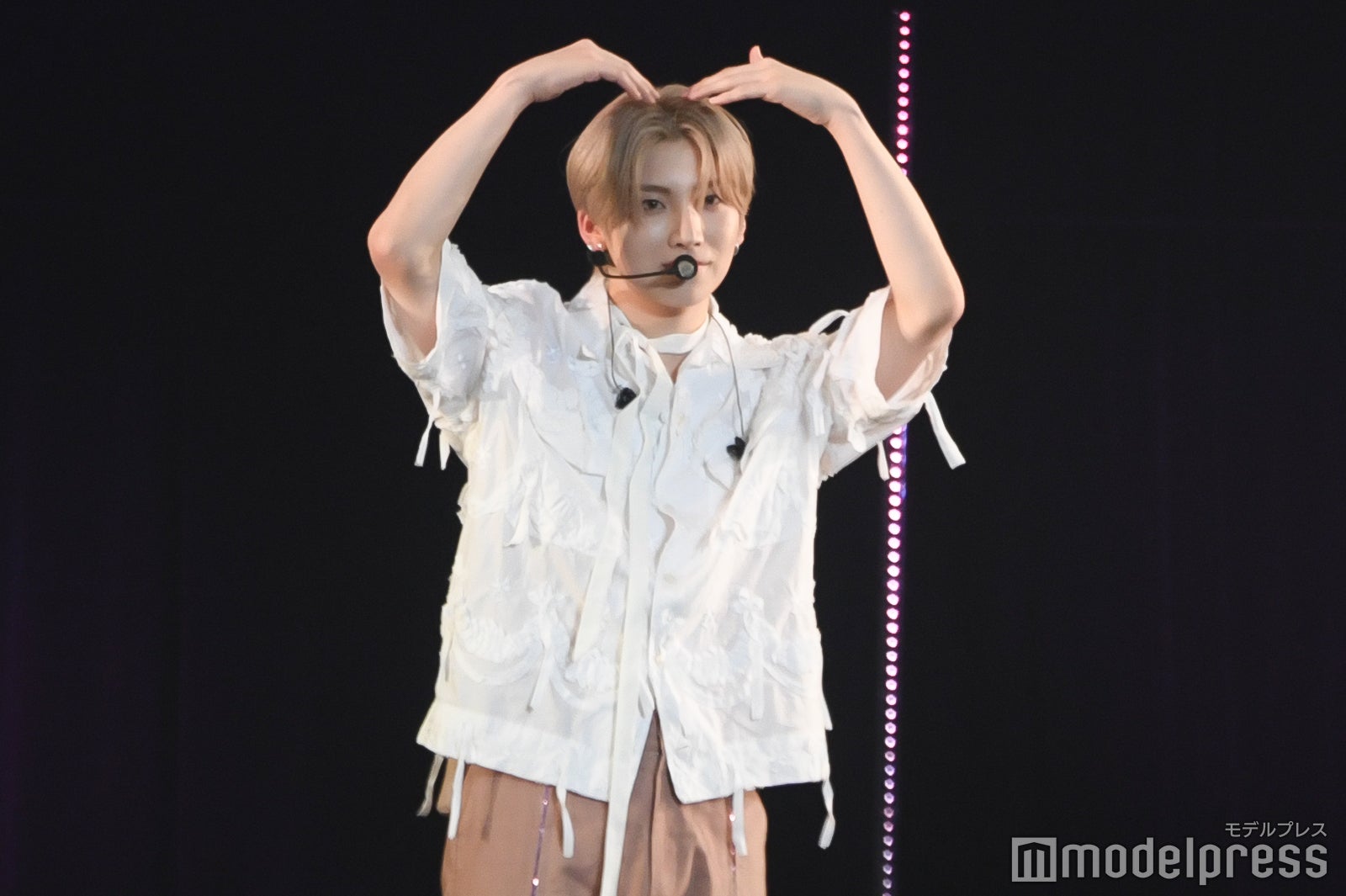 大きなハートを作ってくれるYUMA（C）モデルプレス