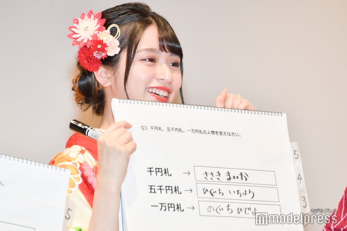 千円札に自分を書いた佐々木舞香 (C)モデルプレス
