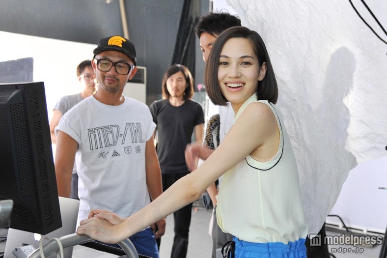 水原希子／ICEカップヌードル新CM「氷入れすぎた」篇メイキングカットより