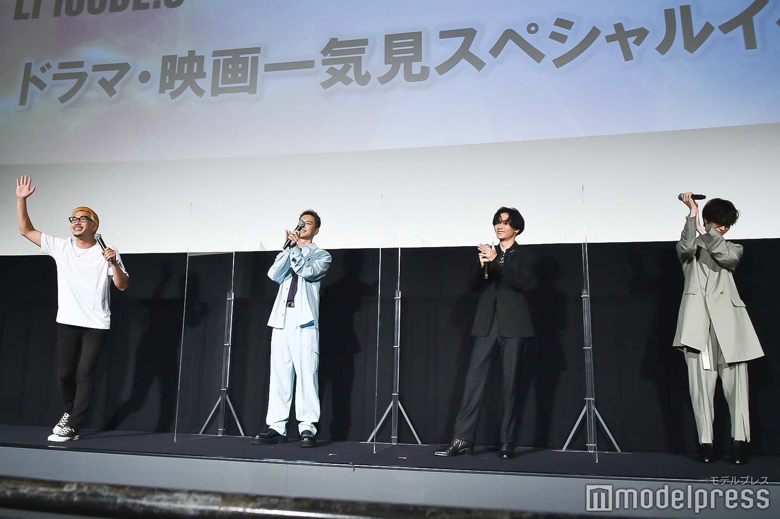 拍手を求めるうえきやサトシ、拍手する三山凌輝、川村壱馬、塩野瑛久 （C）モデルプレス