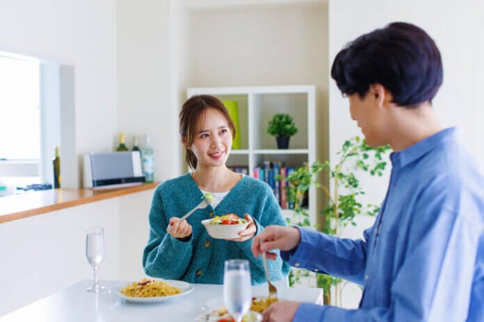 美味しそうにご飯を食べる時