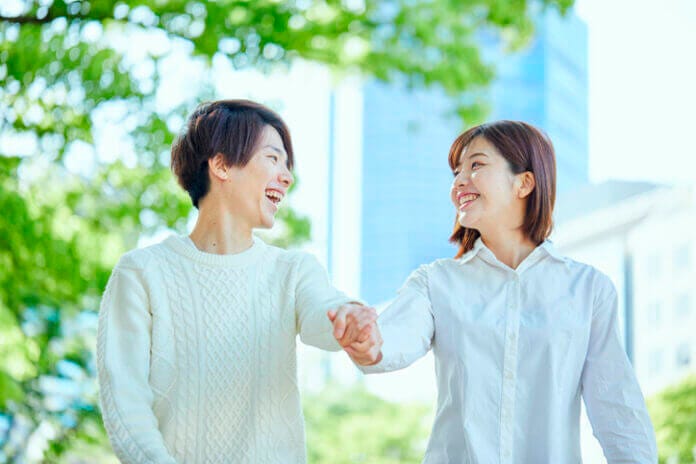 年下男性は好意を「行動」で示すことが多い