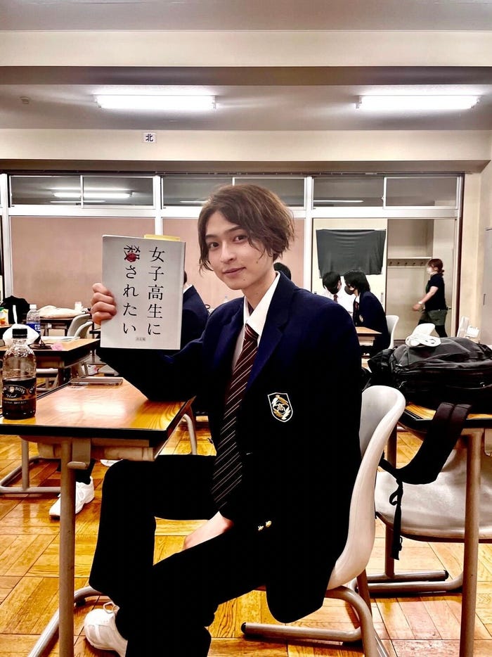 新納直/「女子高生に殺されたい」オフショット(提供写真)