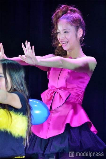 佐々木希、キュートなミニワンピで歌声初披露