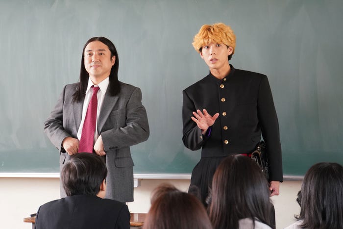ムロツヨシ・賀来賢人/「今日から俺は!!」第1話より(C)日本テレビ