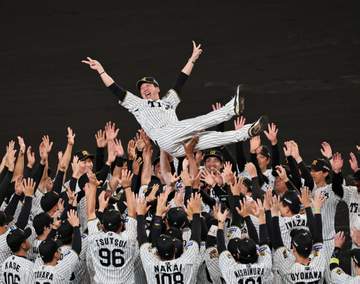 連覇の阪神 甲子園で藤川監督が胴上げ 村上、佐藤輝が次々と宙に舞う 阪神ファン沸く V決定から3日後に本拠地初ゲームで