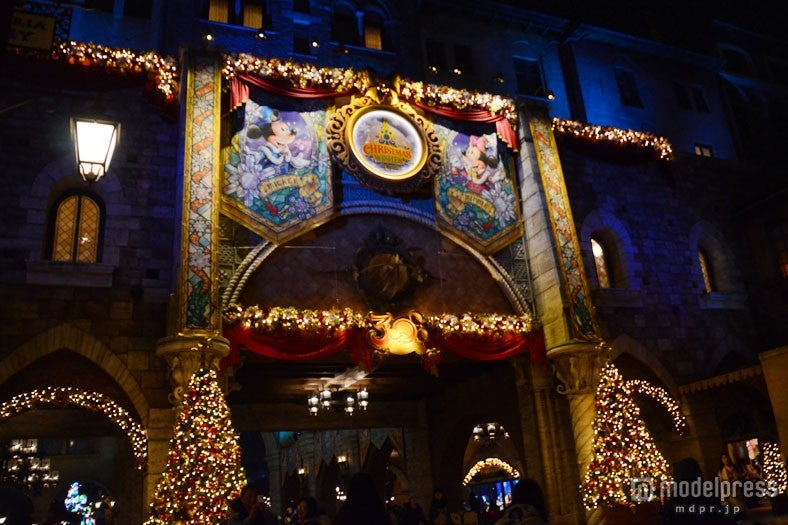 クリスマス仕様のエントランス（夜）