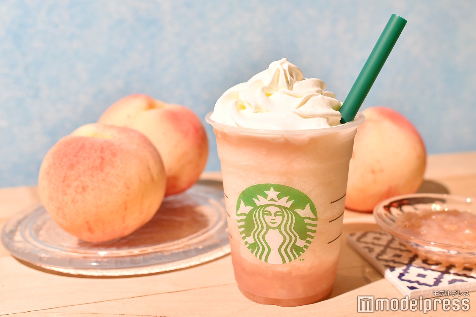 「ピーチ オン ザ ビーチ フラペチーノ」 （C）モデルプレス