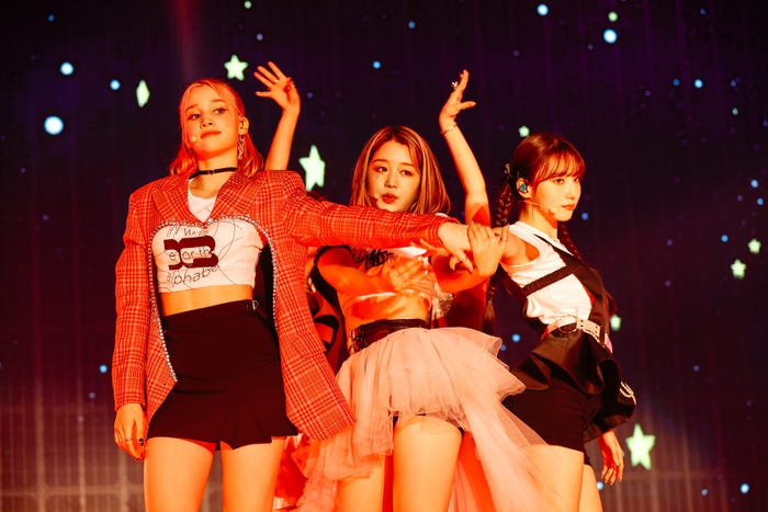 ヒュニンバヒエ、ヒカル、ヨンウン「Kep1er Japan Debut Showcase Live <FLY-UP>」撮影:上山陽介/木村泰之(提供写真)