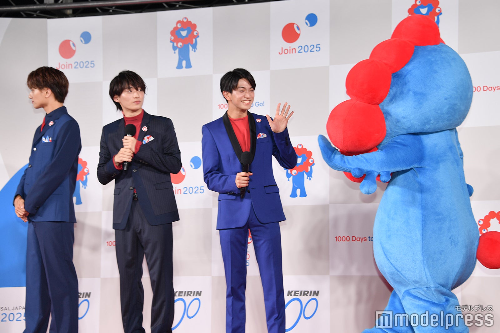 その直後に正門良規にだけ手を振るアメとムチのミャクミャク（C）モデルプレス